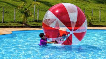 2 albercas al aire libre