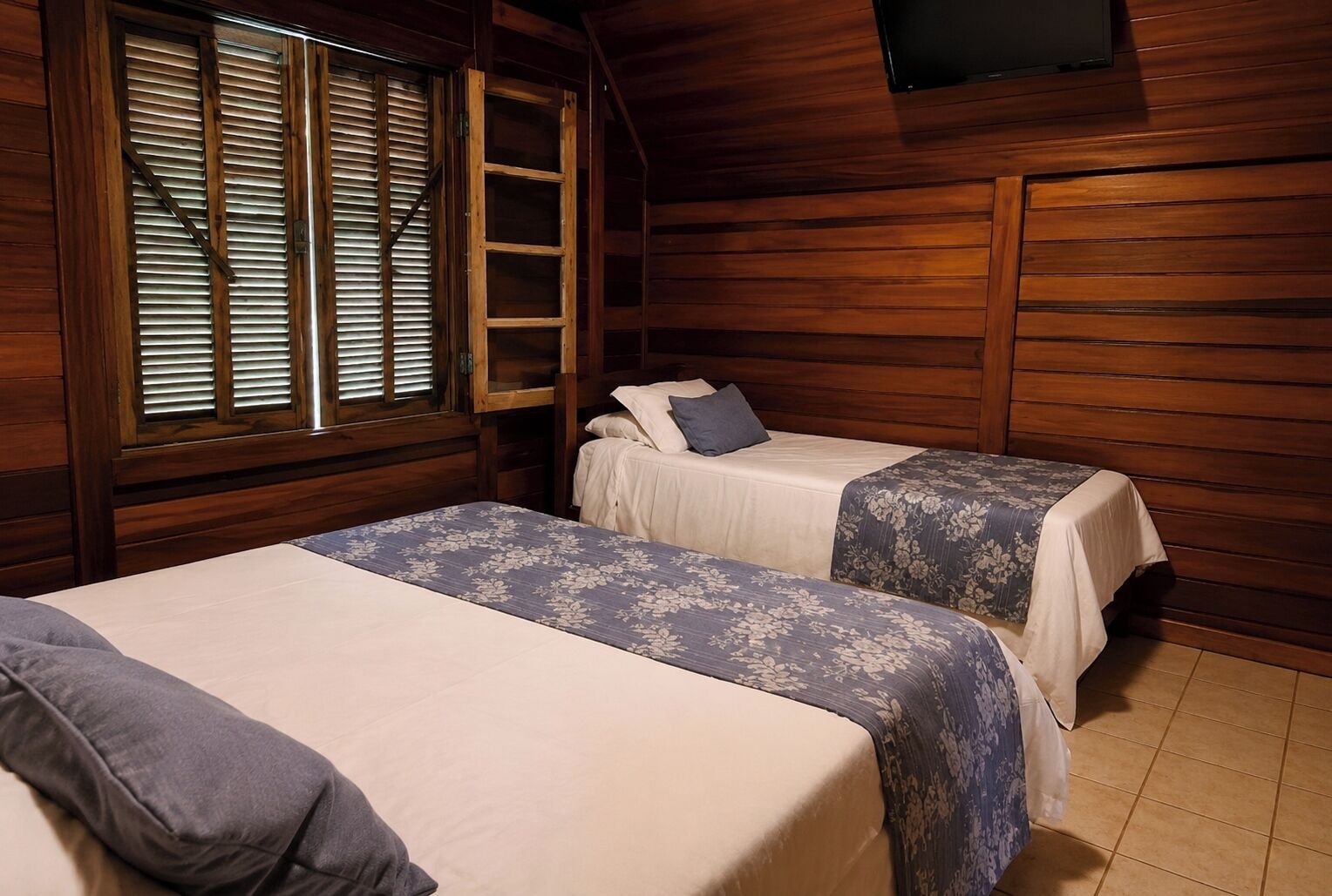 Chalet Supérieur, plusieurs lits | Minibar, bureau, rideaux occultants, fer et planche à repasser