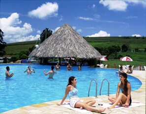 2 piscines extérieures