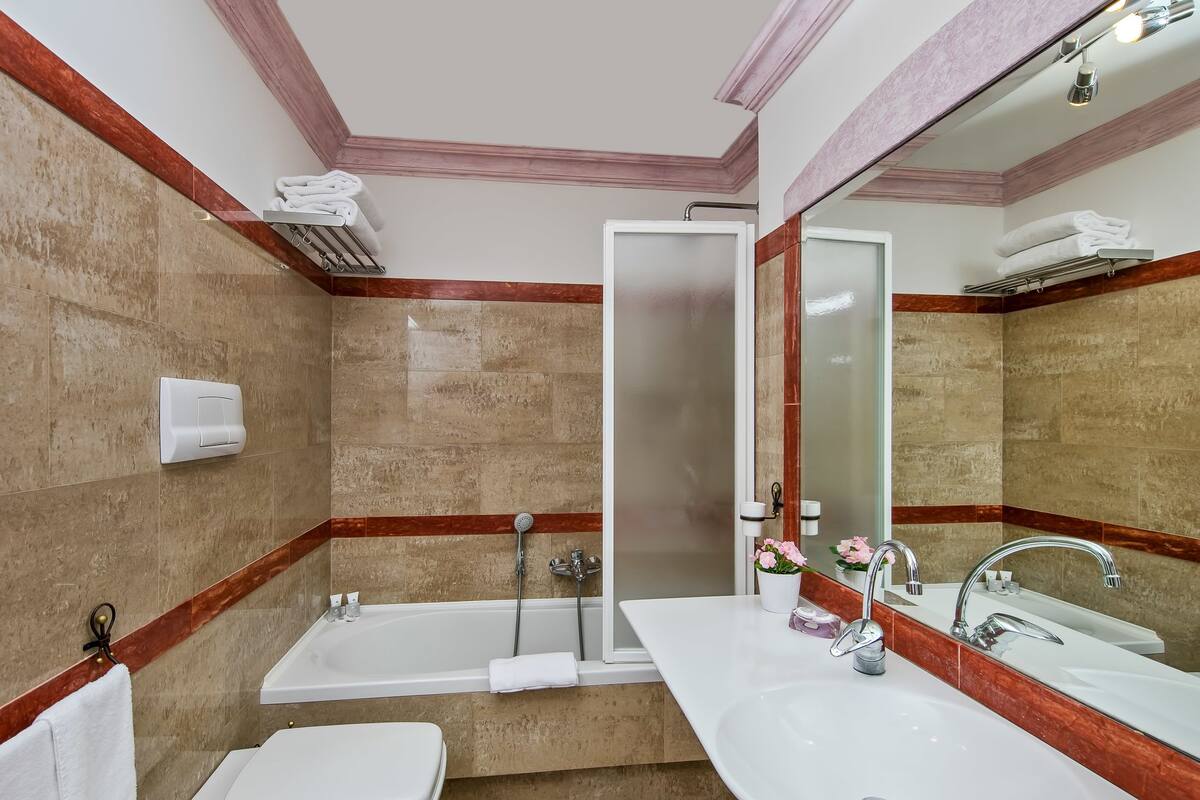 Un baño con bañera, inodoro y lavabo.