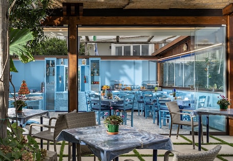 Desayuno buffet incluido. Capri Dreaming