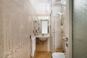 Habitación familiar | Minibar, caja fuerte, sistema de insonorización y wifi gratis