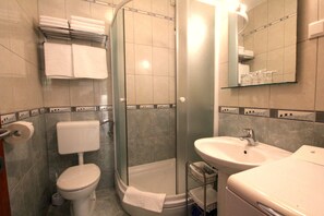 Appartement Standard, 1 chambre, rez-de-chaussée | Salle de bain | Douche, articles de toilette (gratuits), séchoir à cheveux