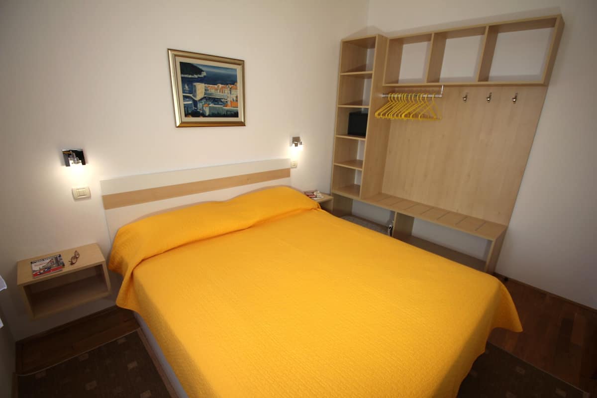 Apartamento standard, 1 quarto, no piso térreo | Cofres nos quartos, escrivaninha, espaço de trabalho para notebook