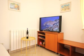 Apartamento standard, 1 quarto, no piso térreo | Área de estar | TV de tela plana 43 polegadas com canais via satélite, TV