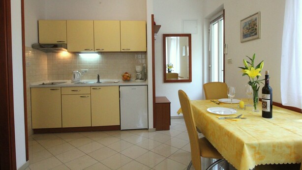 Una cocina compacta con comedor.