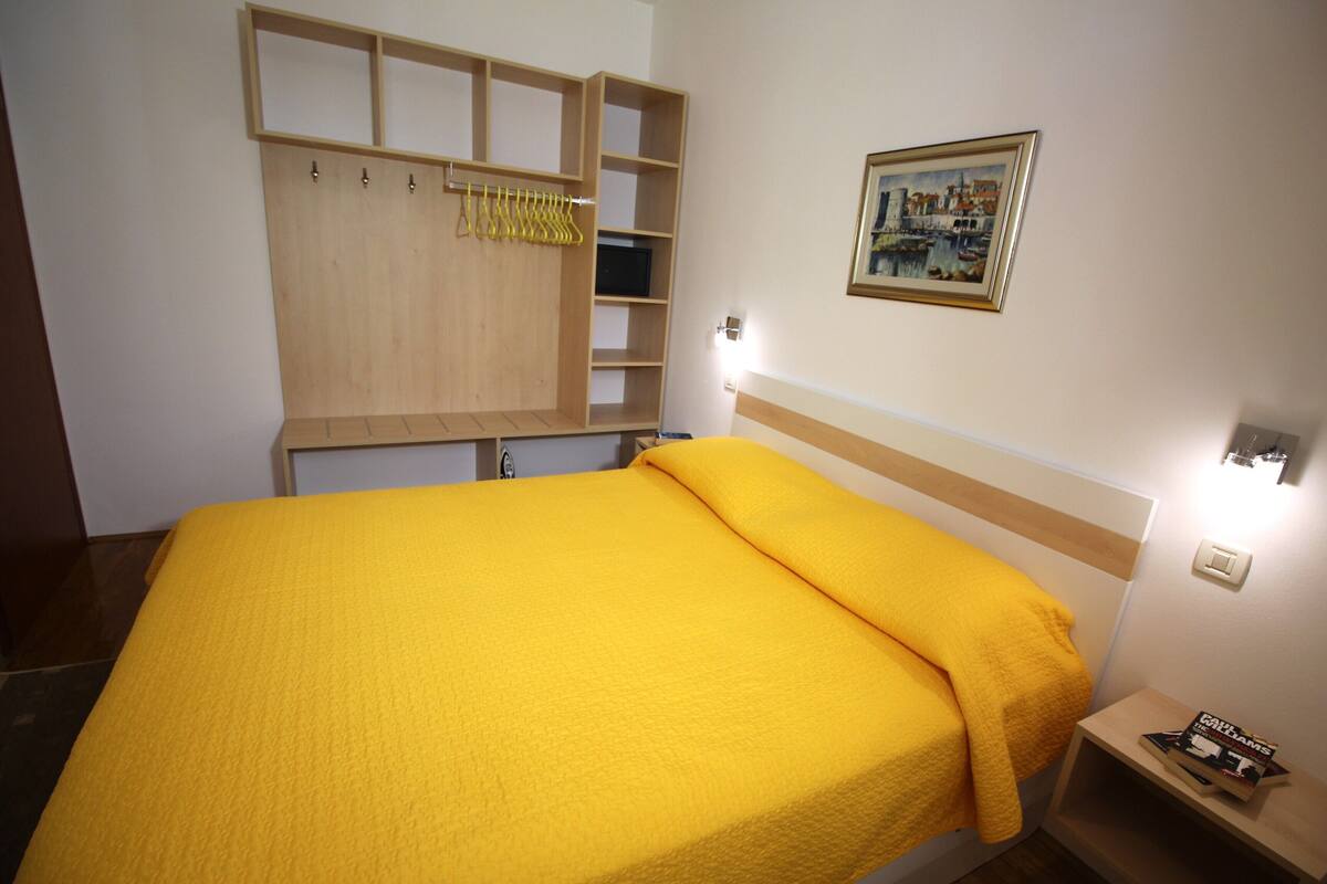 Apartamento standard, 1 quarto, no piso térreo | Cofres nos quartos, escrivaninha, espaço de trabalho para notebook