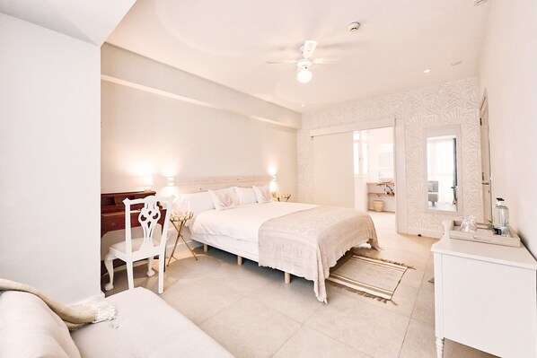 A bedroom with a bed, a desk, a chair, a bedside table, a mirror, and a dresser. - Maresía Canteras Urban (Las Palmas de Gran Canaria)