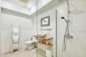 Shower, free toiletries, hair dryer, towels