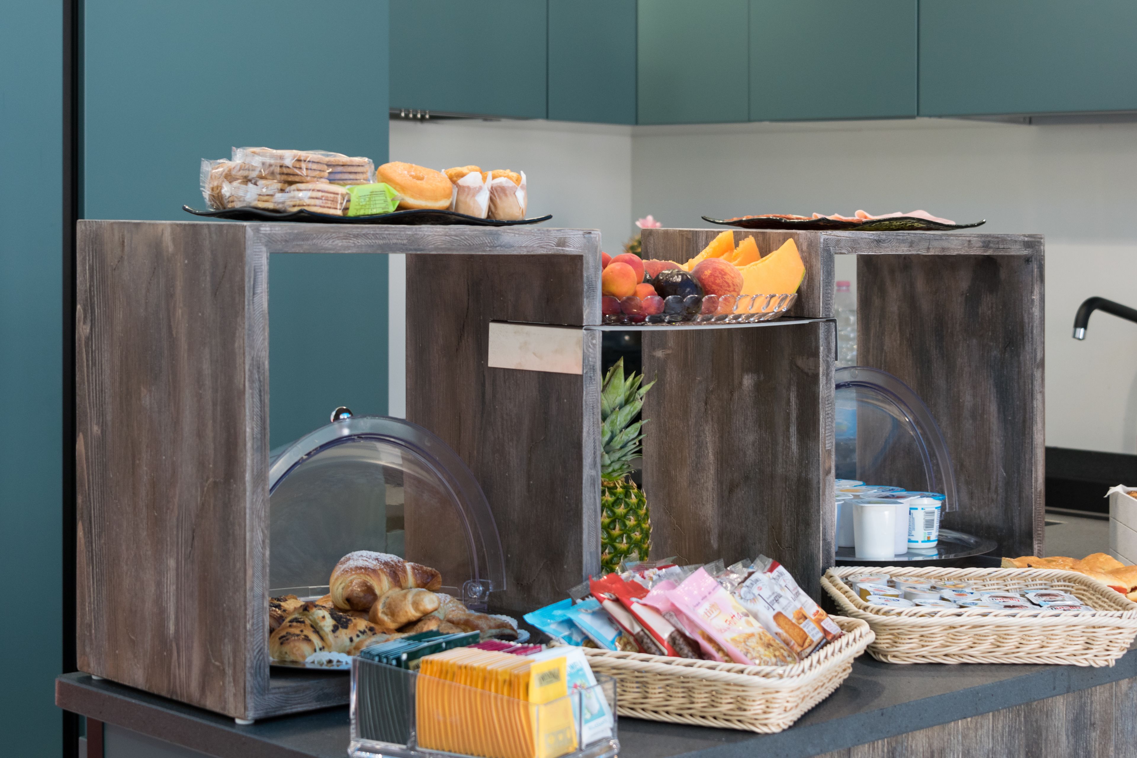 Um buffet de café da manhã com diversos alimentos e bebidas.