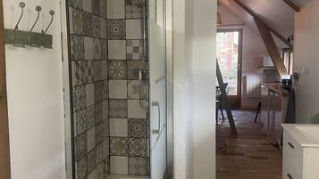 Familie maisonnette | Badkamer | Een douche, gratis toiletartikelen, een haardroger, handdoeken