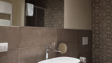 Panoramic Tek Büyük veya İki Ayrı Yataklı Oda | Banyo | Duş, ücretsiz banyo/kozmetik ürünleri, saç kurutma makinesi, bide