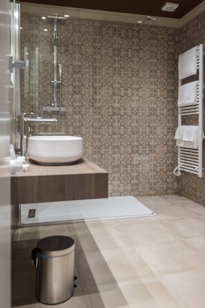 Suihku, ilmaiset hygieniatuotteet, hiustenkuivaaja, bidee