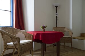 غرفة مزدوجة كلاسيكية | بديكورات فريدة لكل غرفة ومكتب وستائر تعتيم وتجهيزات عازلة للصوت