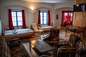 City tetőtéri szoba, konyha | Egyedi dekoráció, íróasztal, sötétítőfüggöny és hangszigetelés