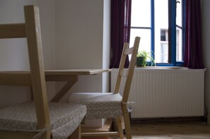 غرفة مزدوجة بتجهيزات أساسية | تناول الطعام داخل الغرفة