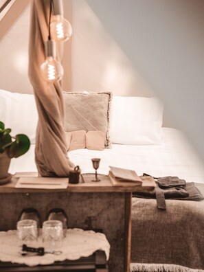 Luxe tent, uitzicht op zee, aan het strand (Lodge) | Luxe beddengoed, een minibar, een kluis op de kamer