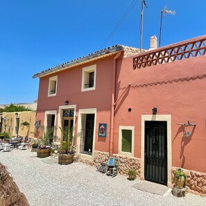 Fachada de la propiedad