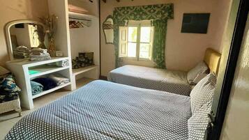 Triple Room | Down duvets, individually decorated, individually furnished