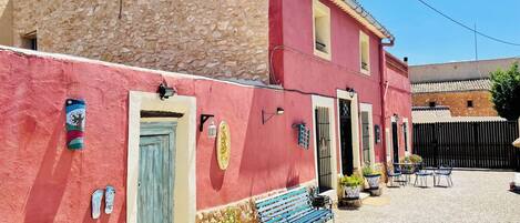 Vista frontal de la propiedad