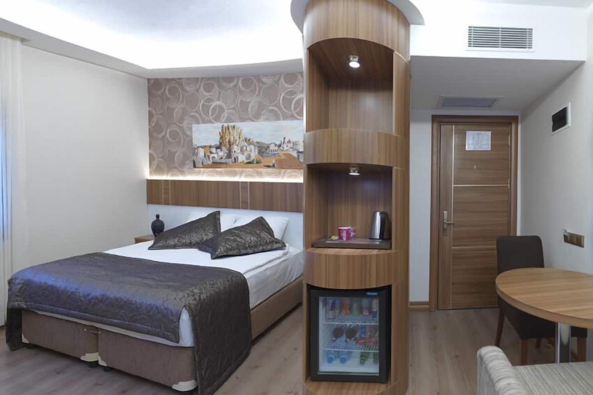 triple room | minibar, in-room safe, desk, free cots/infant beds