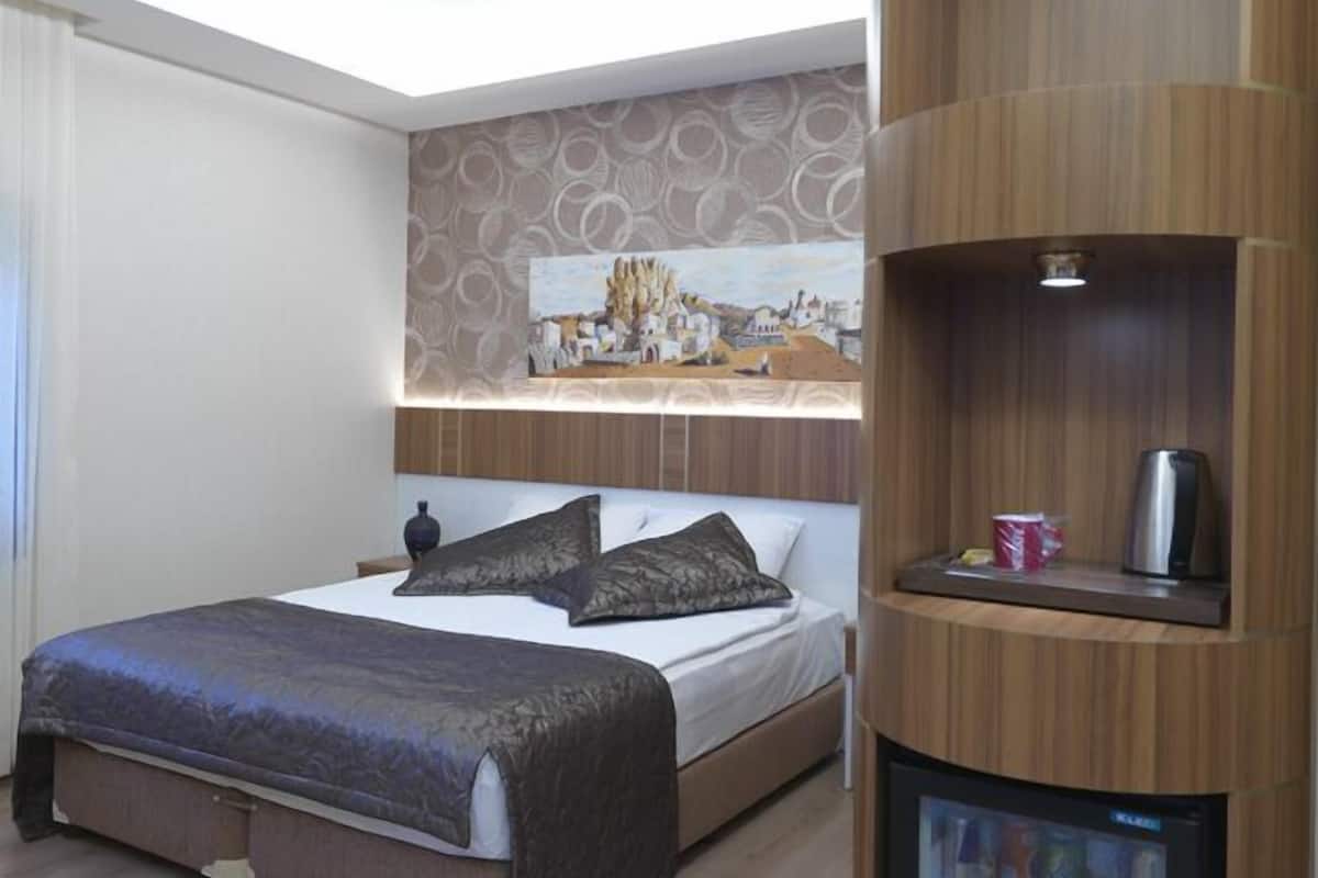 double or twin room | minibar, in-room safe, desk, free cots/infant beds