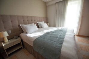 أغطية فراش متميزة وألحفة محشوة بالريش وخزنة داخل الغرفة وستائر تعتيم