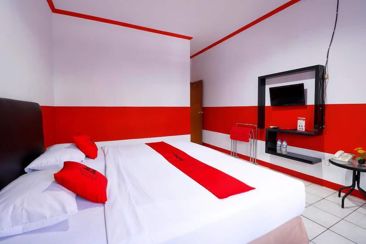 Desk, WiFi (free), bed sheets