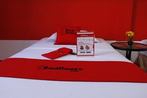Een bureau, gratis wifi, beddengoed