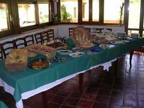 Termasuk sarapan pesanan masak setiap hari 
