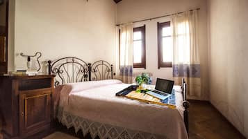 Habitación clásica con 1 cama matrimonial o 2 individuales, para no fumadores | 1 habitación y tabla de planchar con plancha