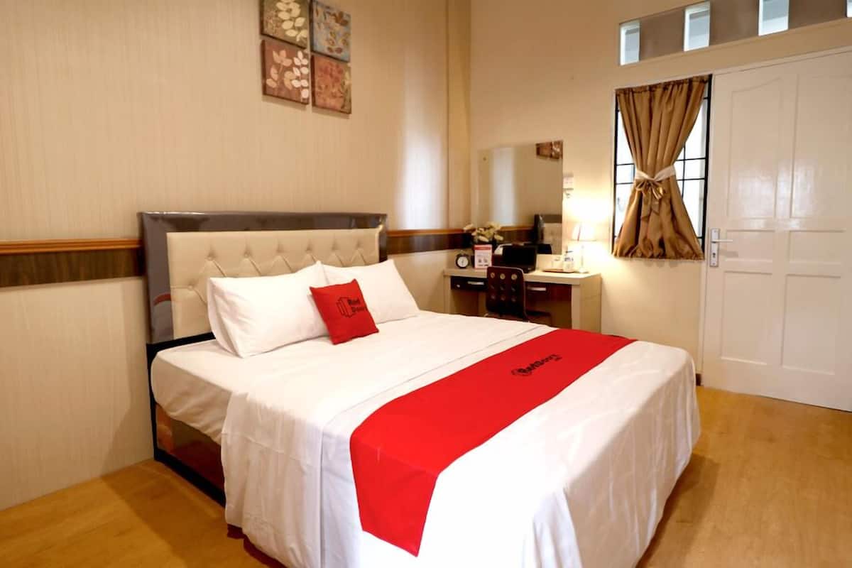 Desk, free WiFi, bed sheets
