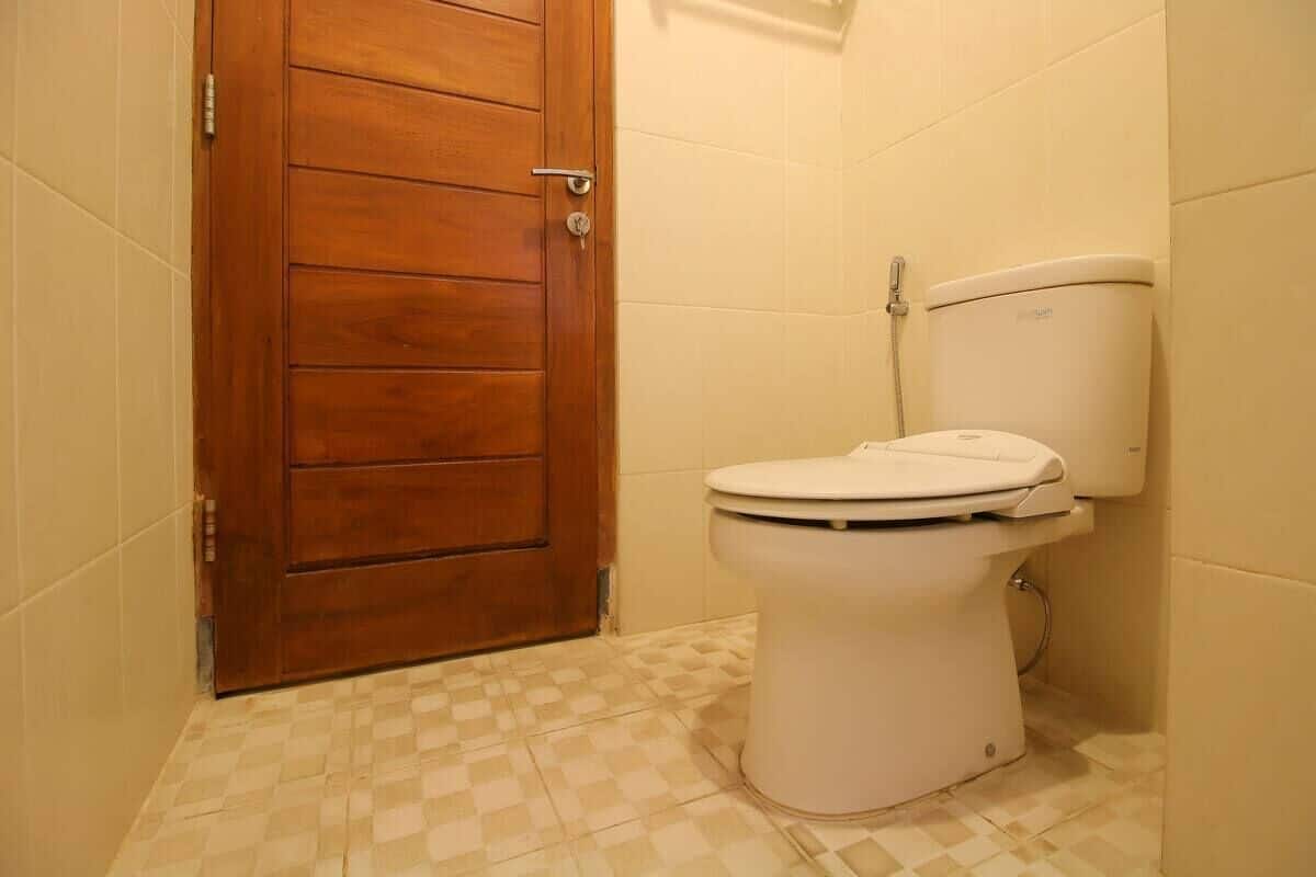 Bathroom | Shower, free toiletries, towels