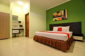 Desk, free WiFi, bed sheets - RedDoorz Plus @ Taman Siswa 2 (Yogyakarta)