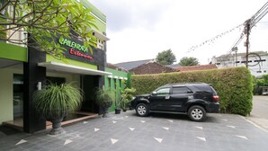 A building with a sign reading "Cailendra Extension".