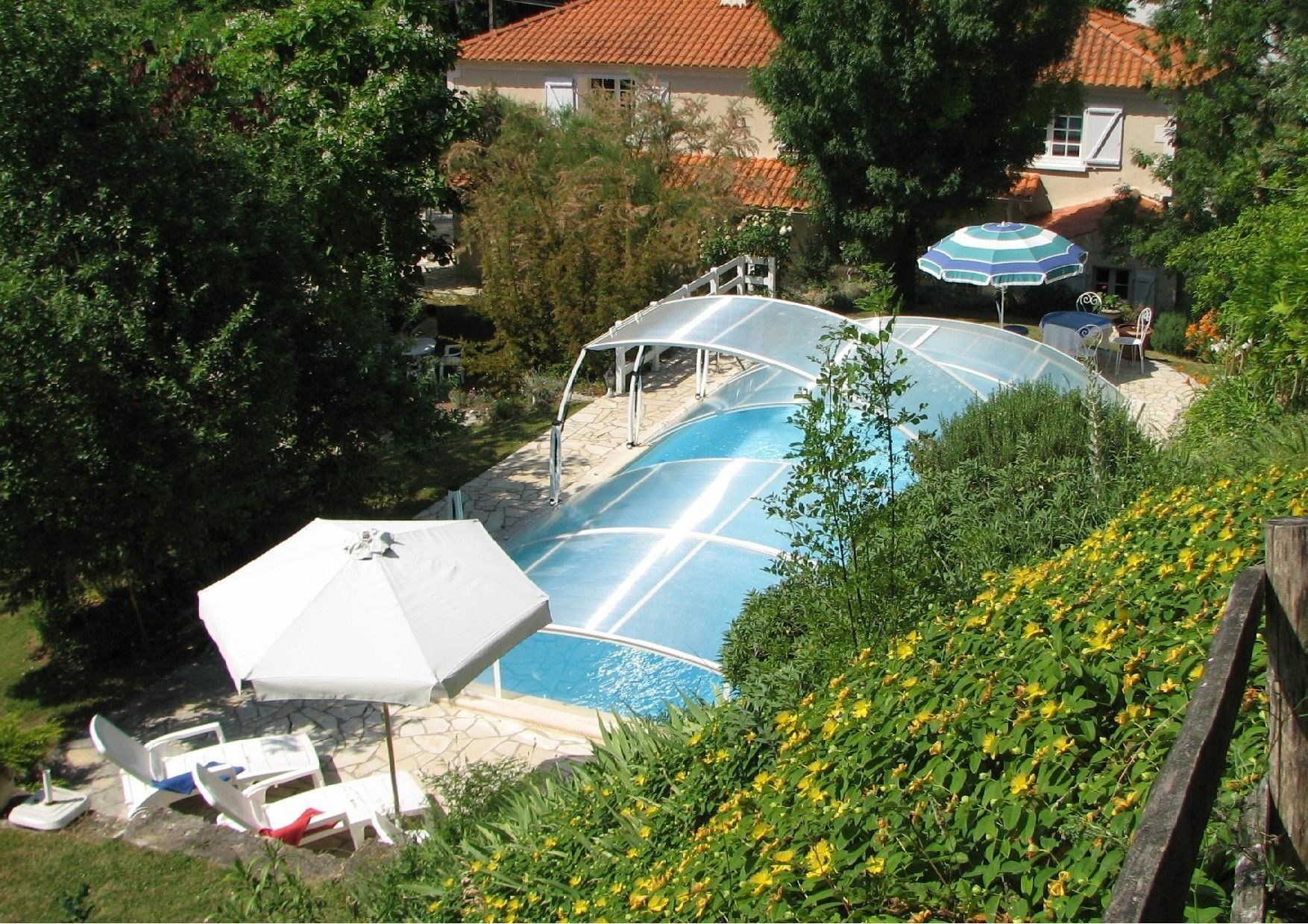 Innenpool, Außenpool, Sonnenschirme, Liegestühle