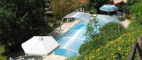 Piscina coperta, piscina all'aperto, ombrelloni da piscina, lettini