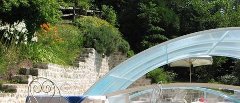 Piscine couverte, piscine extérieure, parasols de plage, chaises longues