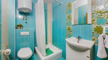 Deluxe-huoneisto, 2 makuuhuonetta, parveke | 1 makuuhuone, työpöytä, silitysrauta/-lauta, ilmaiset vauvansängyt