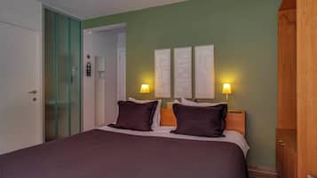 Habitación Confort con 1 cama matrimonial o 2 individuales, vista al parque, en edificio contiguo | Escritorio, cortinas blackout y tabla de planchar con plancha