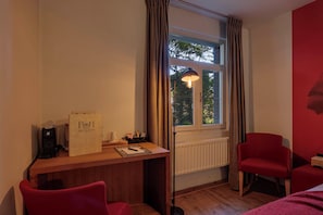 Comfort Double or Twin Room, Park View, Annex Building | Desk, blackout drapes, iron/ironing board (on request), WiFi (free) - Roosendaelhof (Geel)
