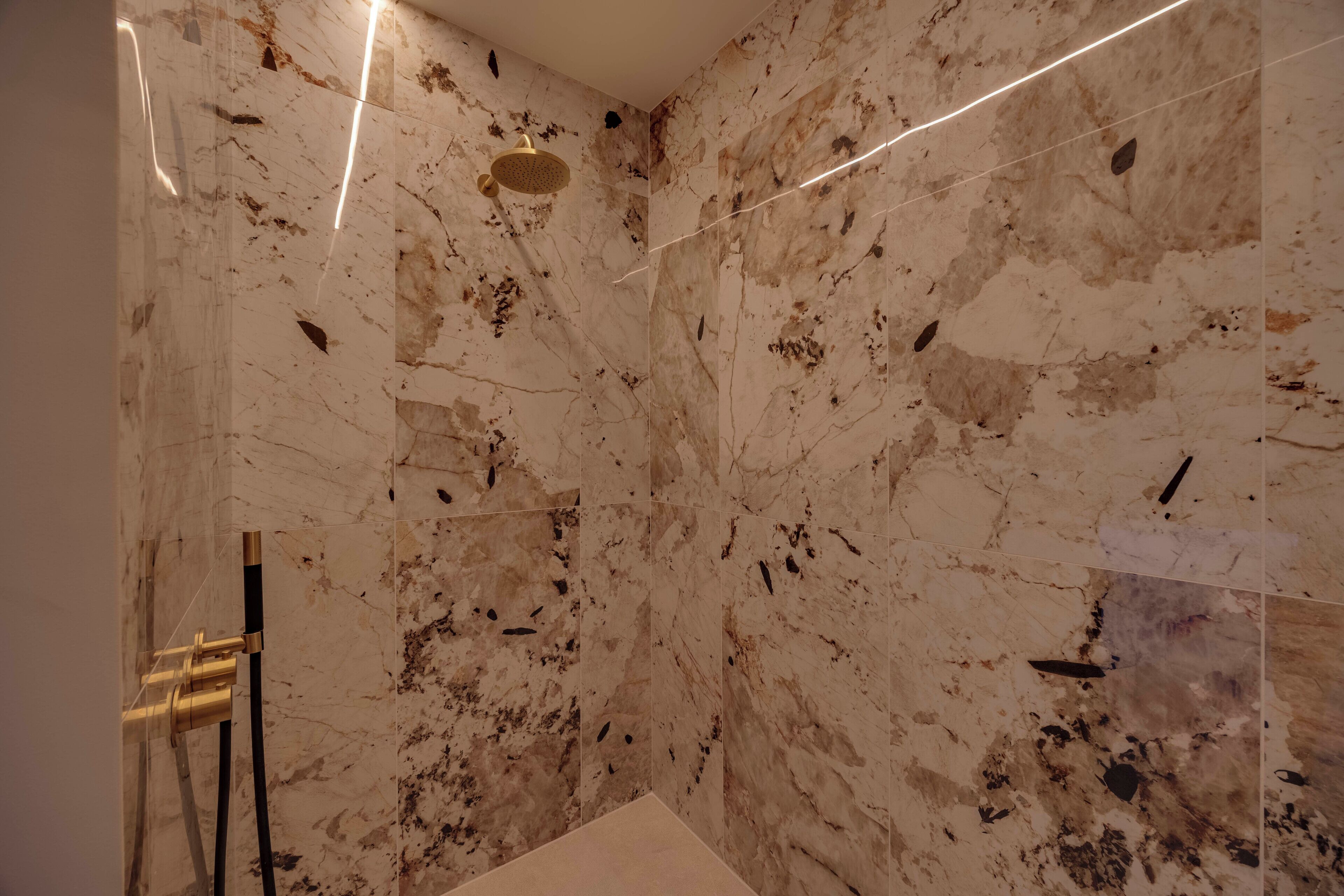 Suite, vista al parque, en el área del jardín | Baño | Tina con regadera, amenidades de baño gratuitas, secadora de cabello 