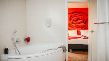 Comfort kamer, 1 twee- of 2 eenpersoonsbedden, uitzicht op park, bijgebouw | Badkamer | Een bad/douchecombinatie, gratis toiletartikelen, een haardroger