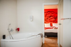 Quarto casal ou duplo conforto, vista para o parque, em edifício anexo | Banheiro | Chuveiro/banheira combinados, produtos de toalete grátis