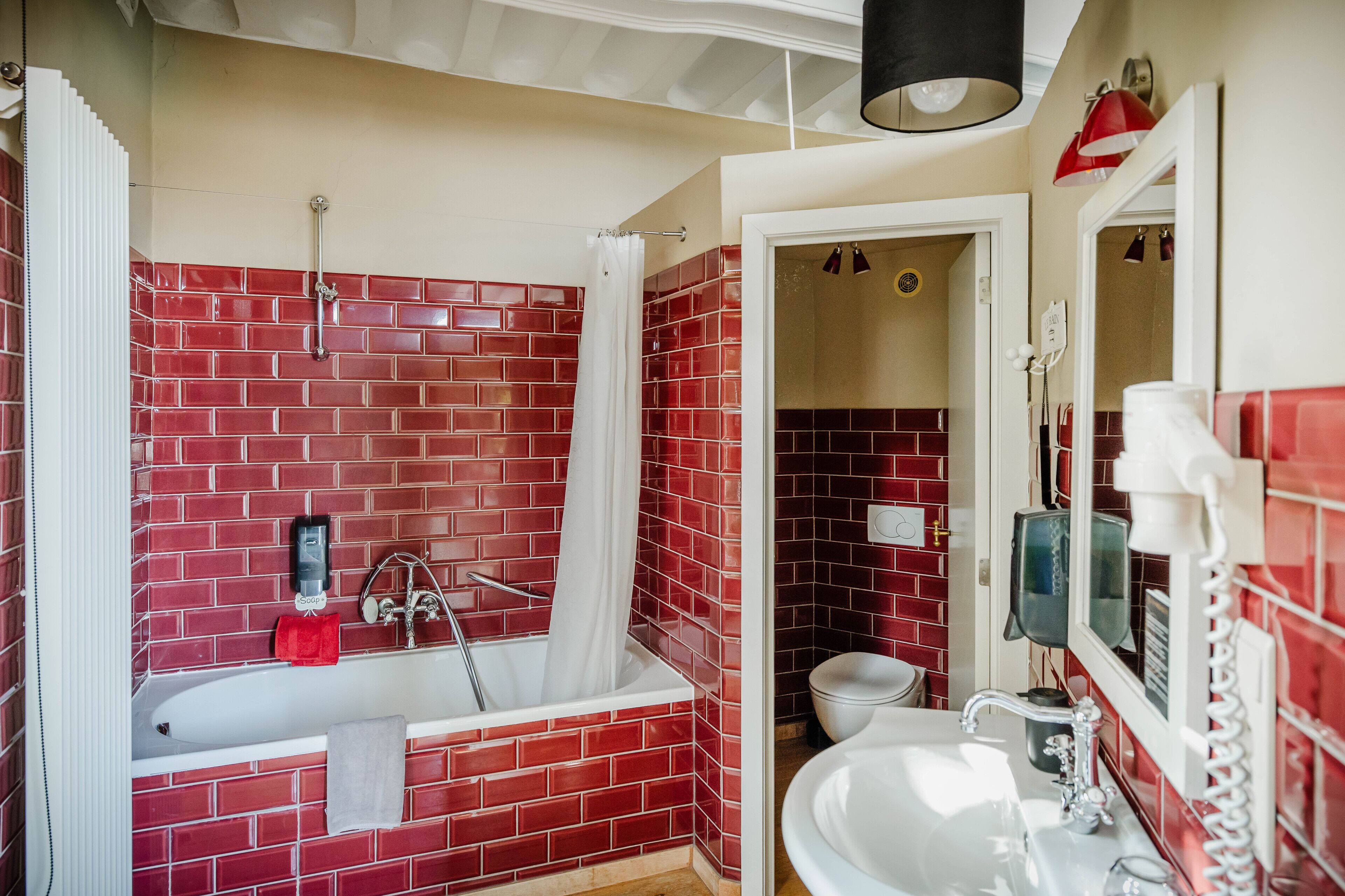 deluxe double or twin room, courtyard view | bathroom | combined shower/bathtub, free toiletries, hair dryer, towels