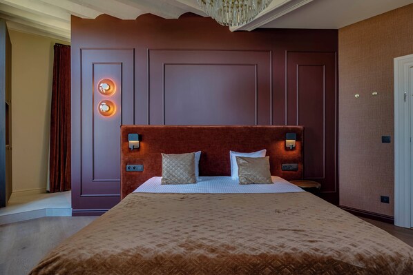 Escritorio, cortinas blackout y tabla de planchar con plancha 