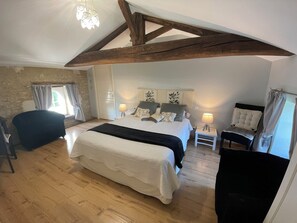 Double Room (Rosine) | Individually decorated, individually furnished, desk, blackout drapes - Chambres d'hôtes le Tilleul (Saint-Hilaire-des-Loges)