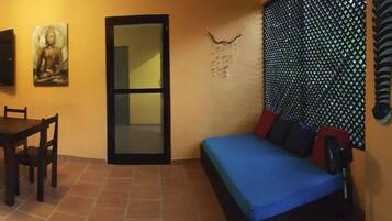 Departamento tradicional, 2 habitaciones, en el área del jardín | Área de sala de estar