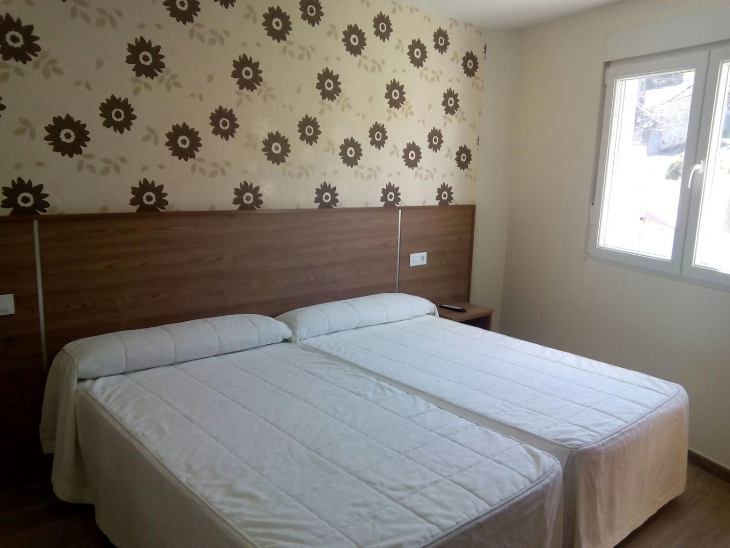 Escritorio, wifi gratis, ropa de cama