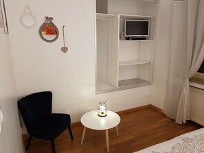 Kamar Double (Capucine) | 1 kamar tidur, seprai premium, dan didekorasi berbeda-beda